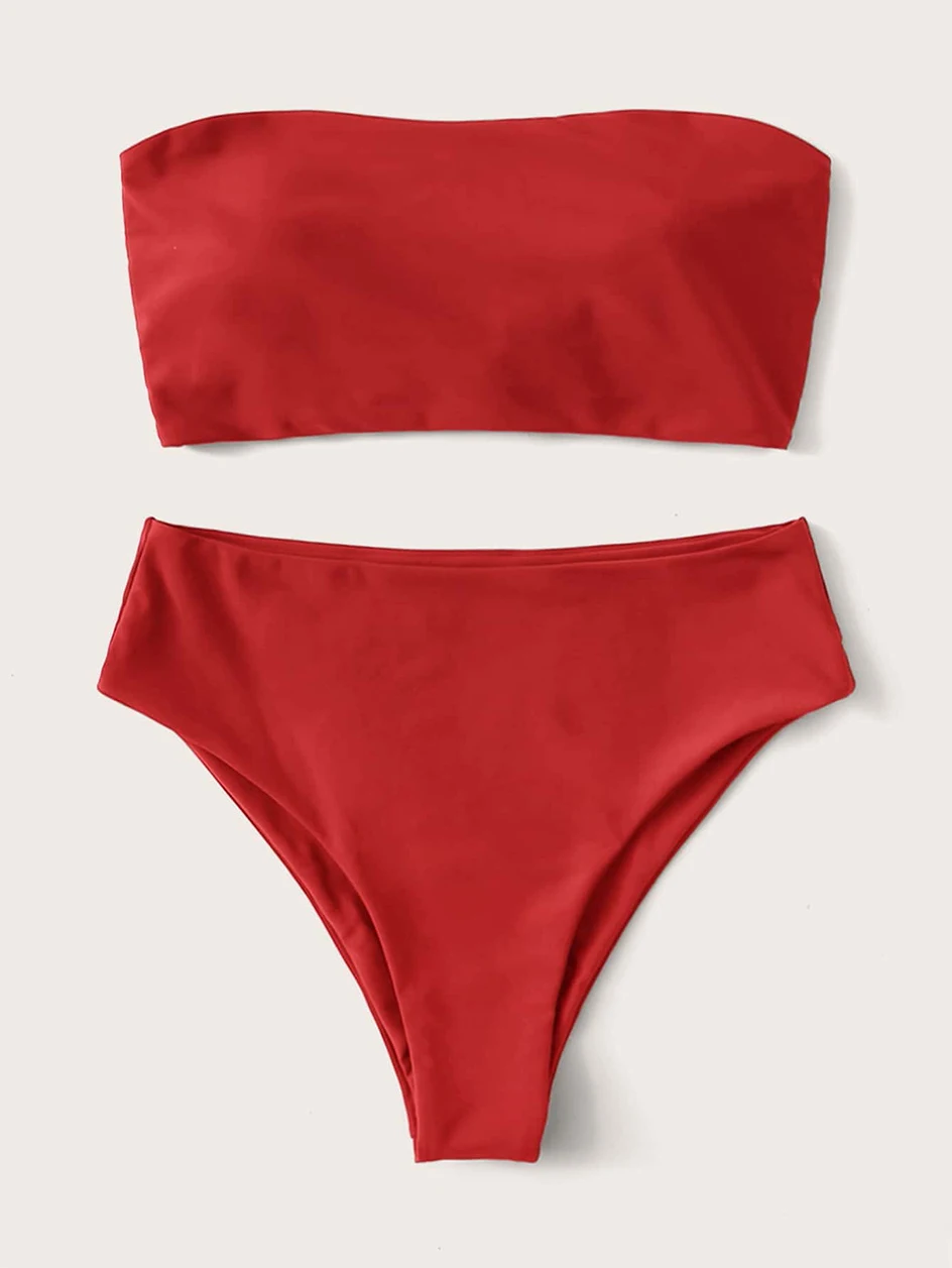 punane bandeau stiilis bikiinikomplekt valgel taustal