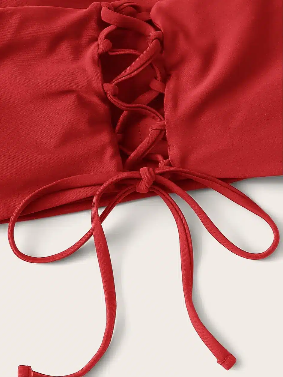 punane bikiini ülaosa paeltega detail