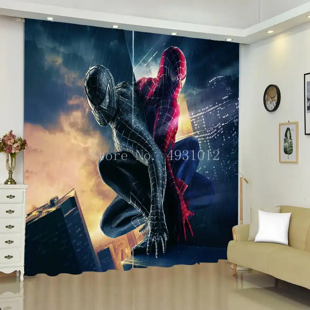 paksud kardinad kahe spidermani kujutisega, üks must ja teine punane, taustal linnavaade