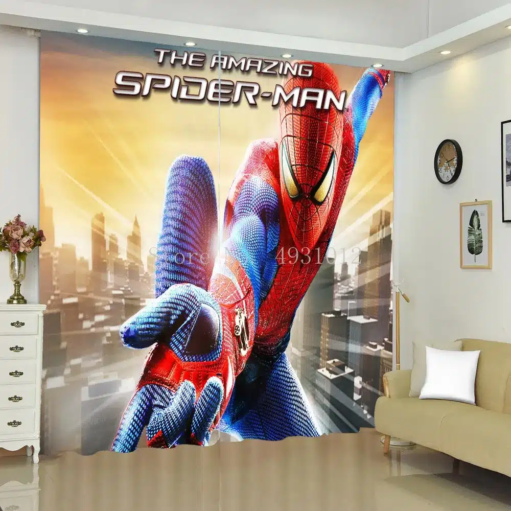 paksud kardinad spidermaniga, millel on erksad värvid ja linnavaade taustal