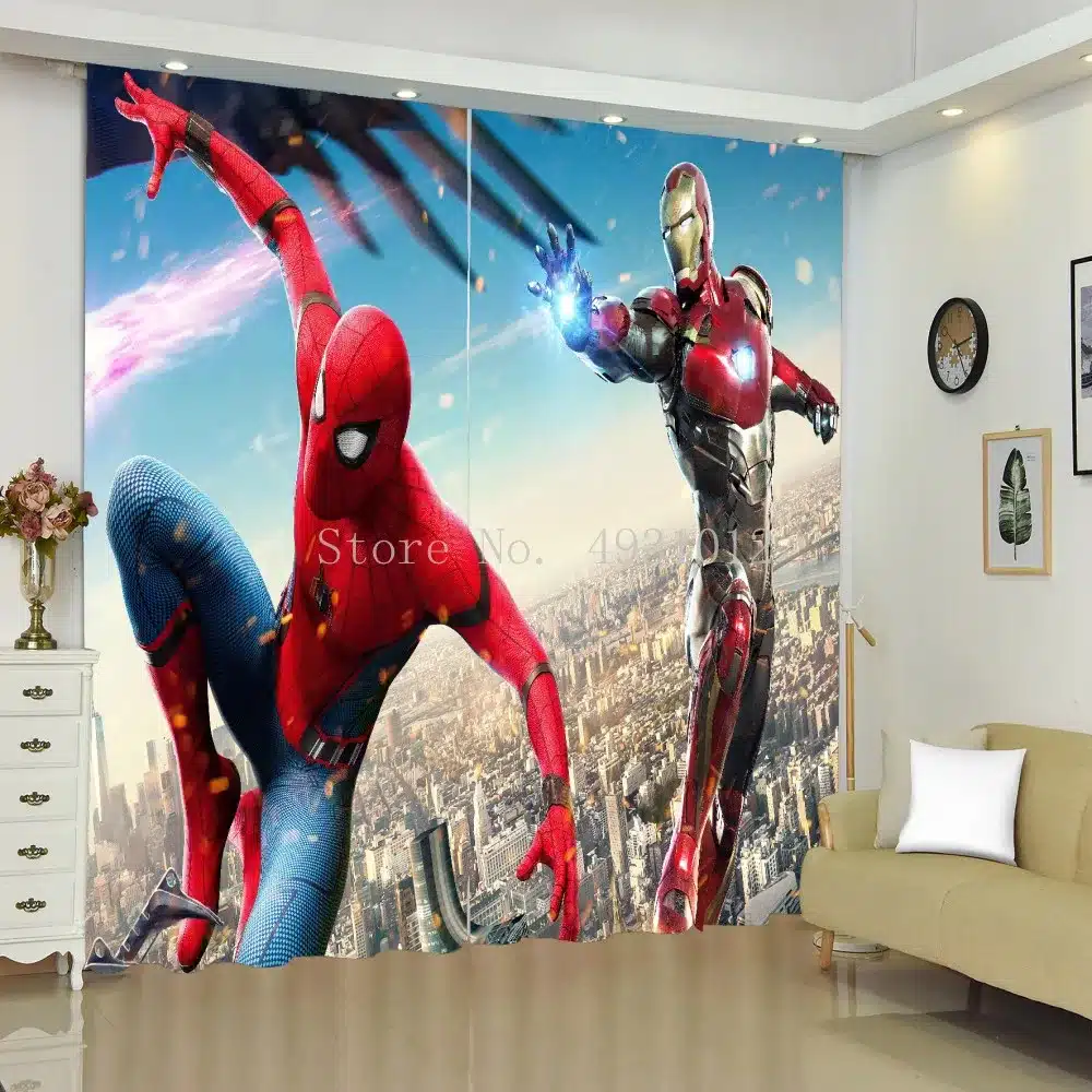 paksud kardinad superkangelastega, millel on spiderman ja teine kangelane linnataustal