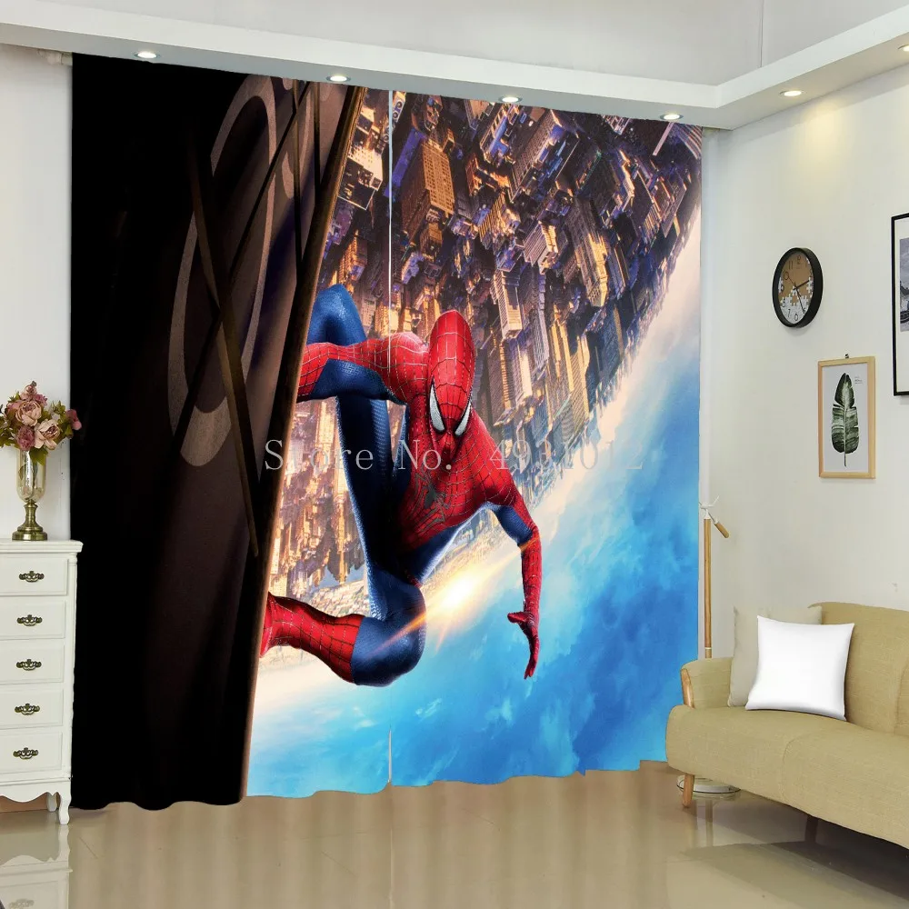 paksud kardinad spidermaniga, millel on linnavaade ja sinine taevas