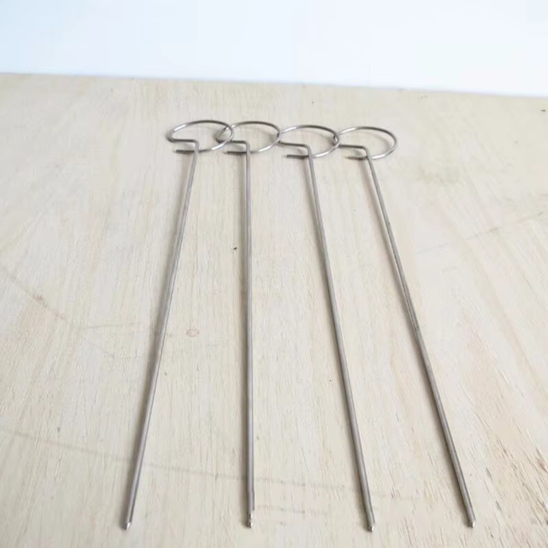 neli metallist varrast puidust pinnal
