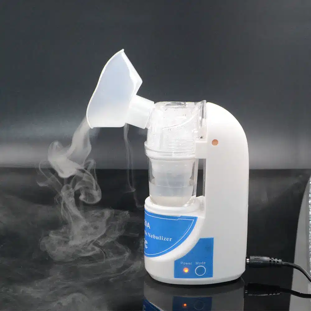 valge ultraheli inhalaator, mis eraldab nähtavat auru