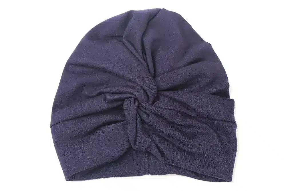 tumesinine turbanmüts, millel on ees sõlm