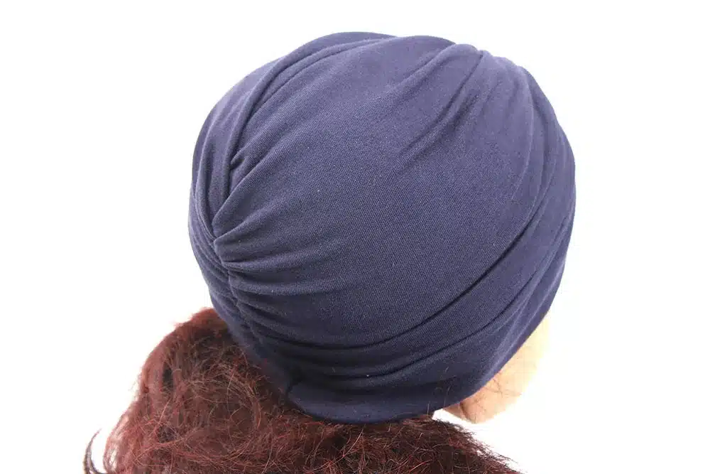 tumesinine turbanmüts lapse peas, vaade tagant