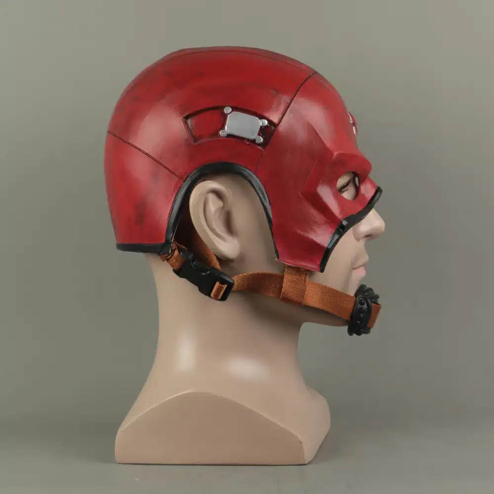 punane mask, millel on mustad servad ja pruun rihm