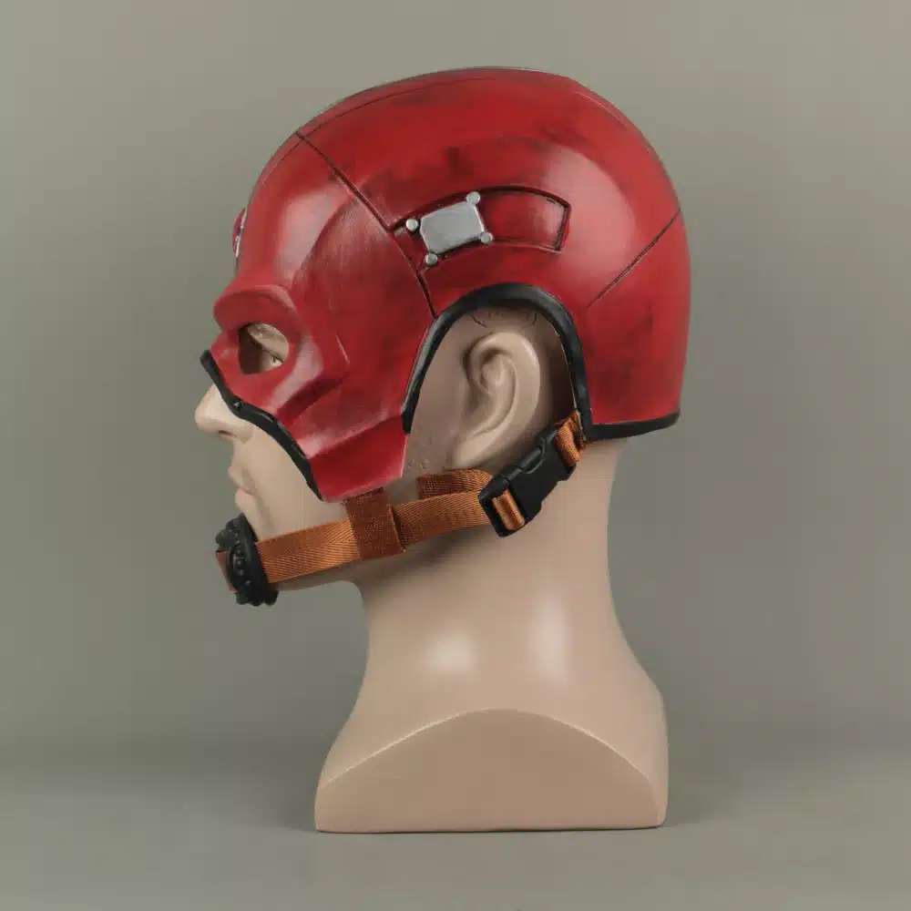 punane mask, millel on mustad ja hallid detailid ning pruunid rihmad