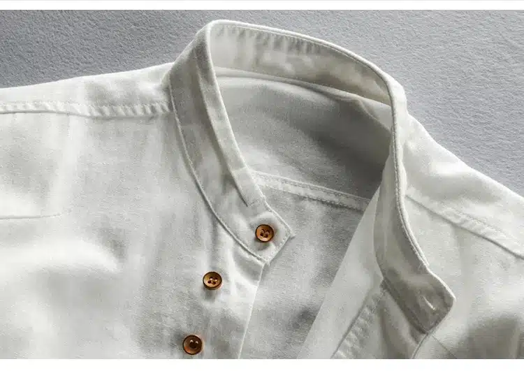 valge meeste särk pruuni nööbiga ja madala kraega