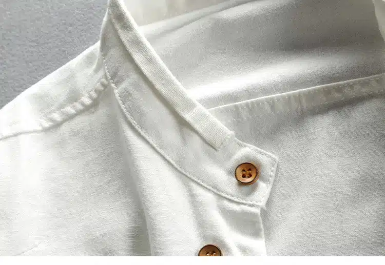 valge särk puidust nööpidega ja klassikalise kraega