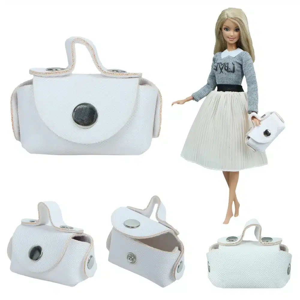 valged miniatuursed käekotid nukkudele, üks kott nuku käes