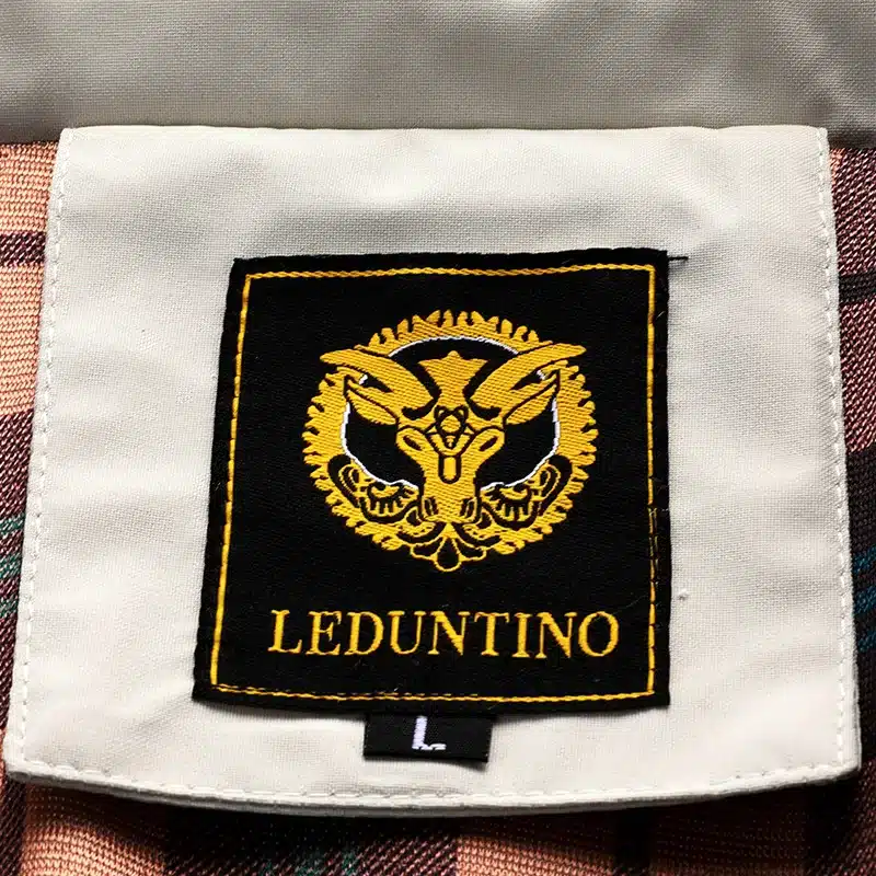 valge silt musta ja kuldse logoga jakil