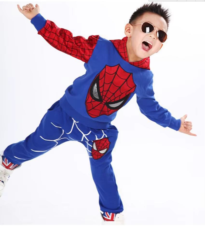 poiss kannab sinist ja punast Spidermani mustriga dressikomplekti