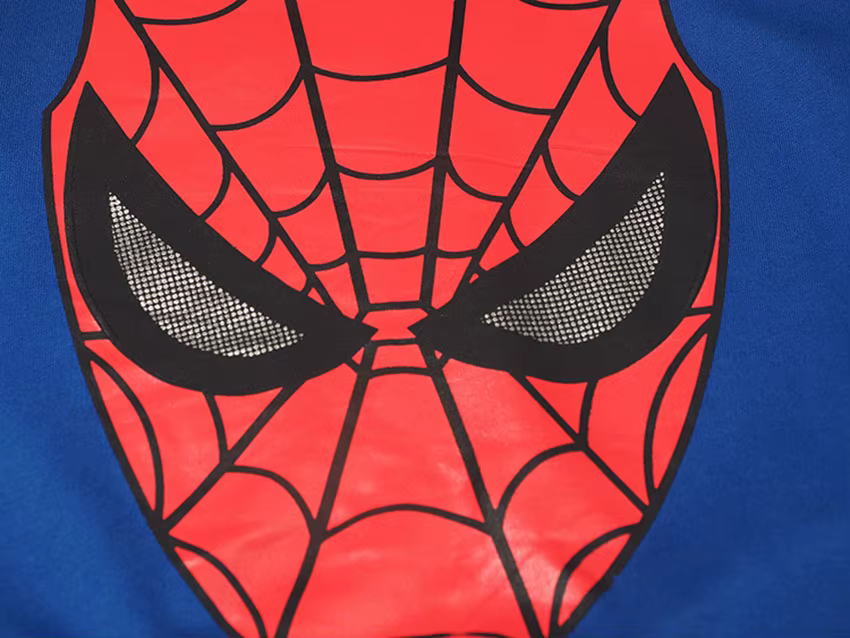 Poiste moodsad Spidermani dressid, sinise kangaga ja esiküljel punase Spidermani maski mustriga. Mugav ja stiilne valik väikesele superkanglasele.