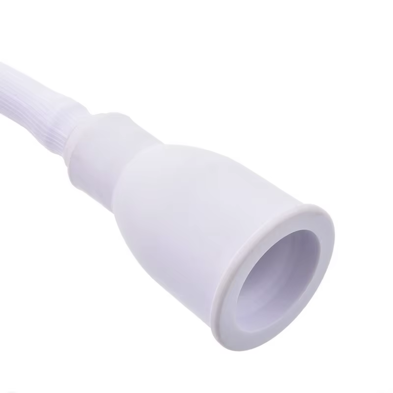 Valge dušiotsik kraani jaoks, sileda pinnaga ja stiilse disainiga, taustal selge valge värv. Toodet iseloomustab vastupidav plastmaterjal, mis sobib hästi vannitoa ja köögi kraanikaussidele.