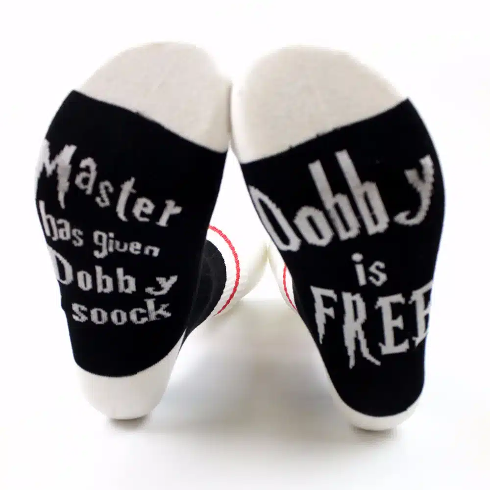 mustad sokid valge tekstiga, millel on kiri 'Master has given Dobby a sock' ja 'Dobby is free'
