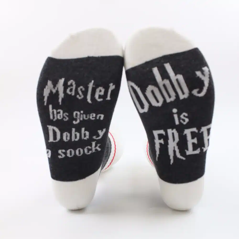 mustad sokid valge tekstiga, millel on kiri 'Master has given Dobby a sock' ja 'Dobby is free'