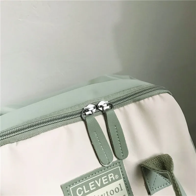 kahevärviline seljakott roheliste detailidega