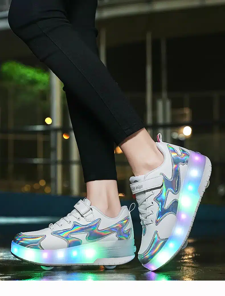 valged tossud LED tulede ja ratastega, holograafiliste detailidega