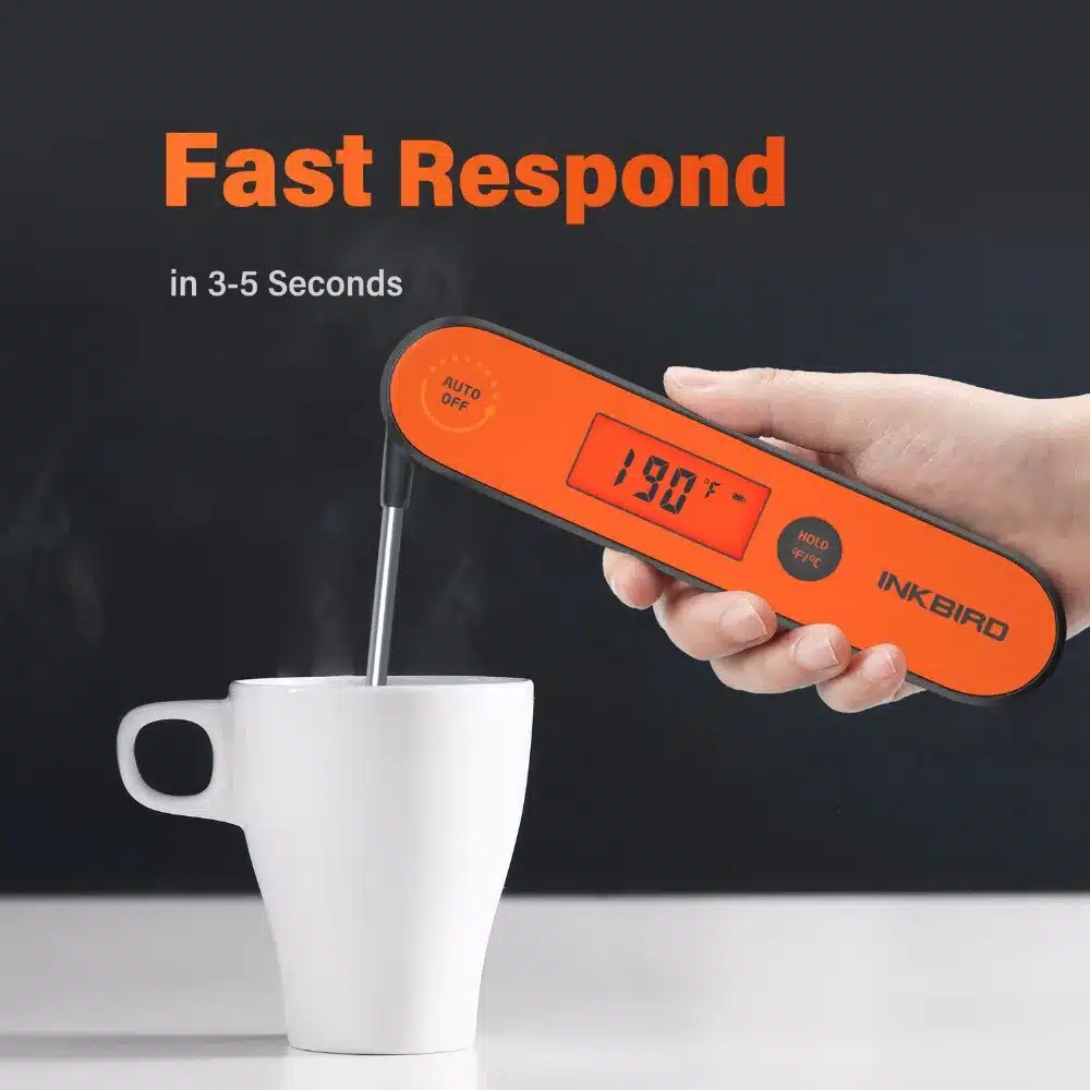 oranž digitaalne lihatermomeeter kuuma joogi kohal
