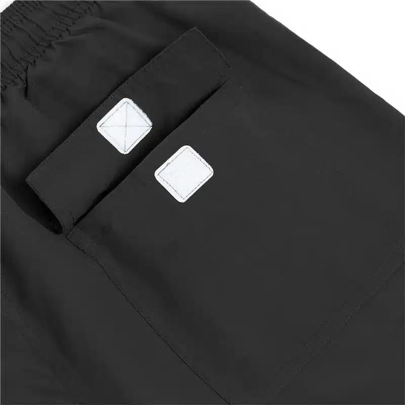 mustad lühikesed püksid taskutega ja elastse vööosaga