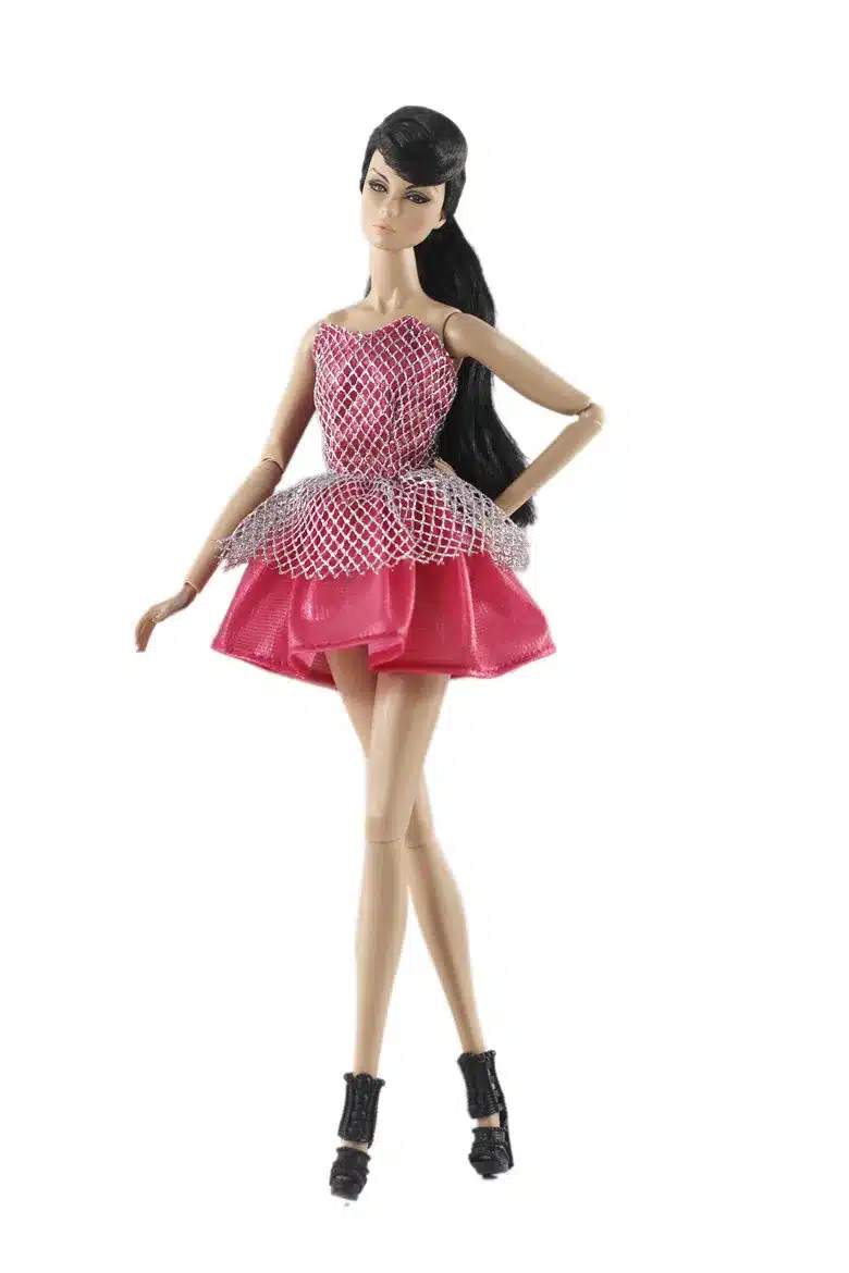 barbie nukk roosas kleidis ja mustades kingades