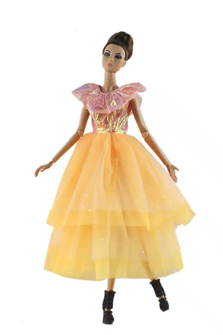 barbie nukk oranžis ja roosas kleidis, millel on sädelevad detailid