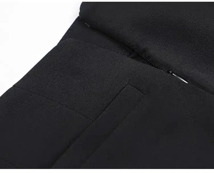 mustade flare pükste detailne vaade taskule