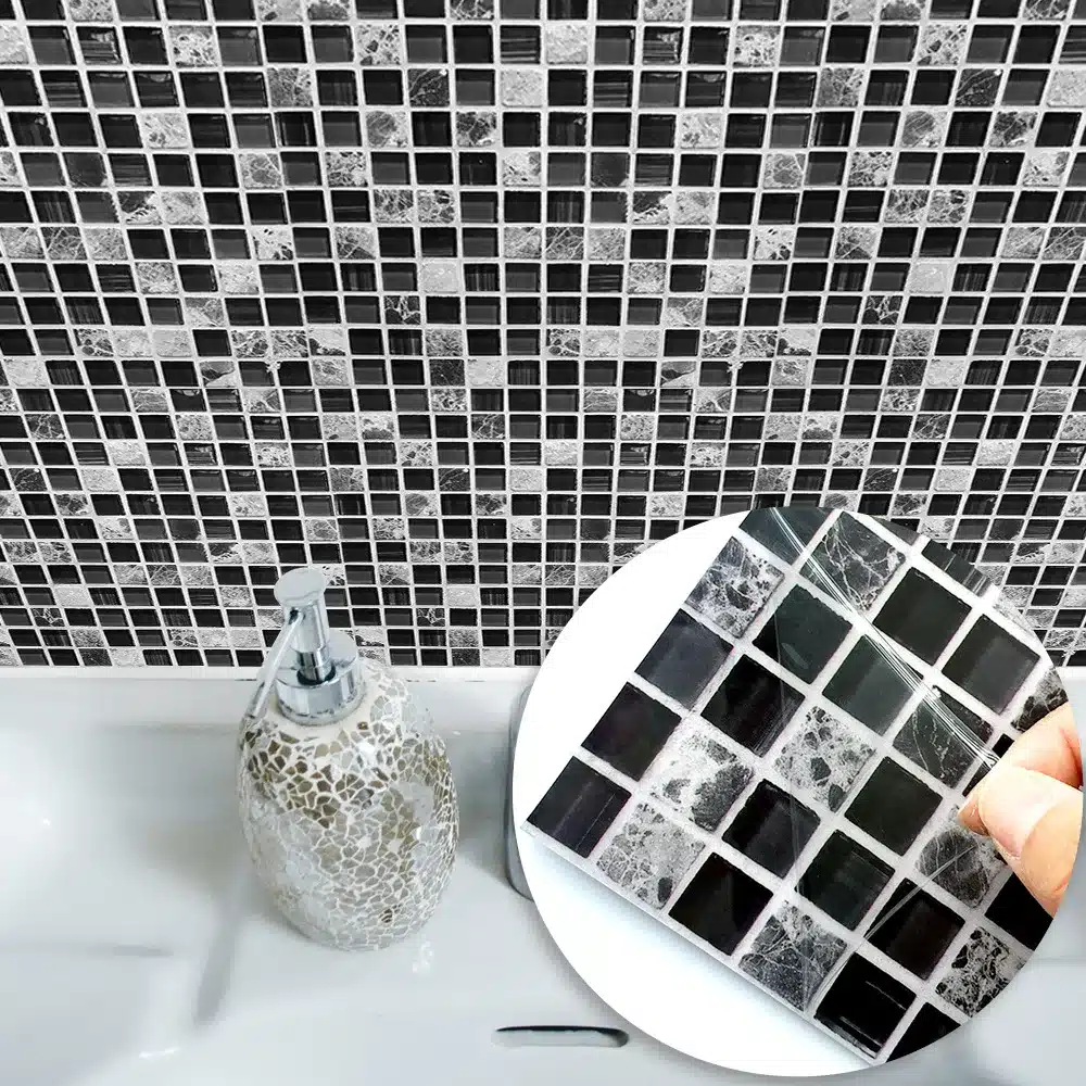 must-valged mosaiikplaadid vannitoa seinal kraanikausi kohal