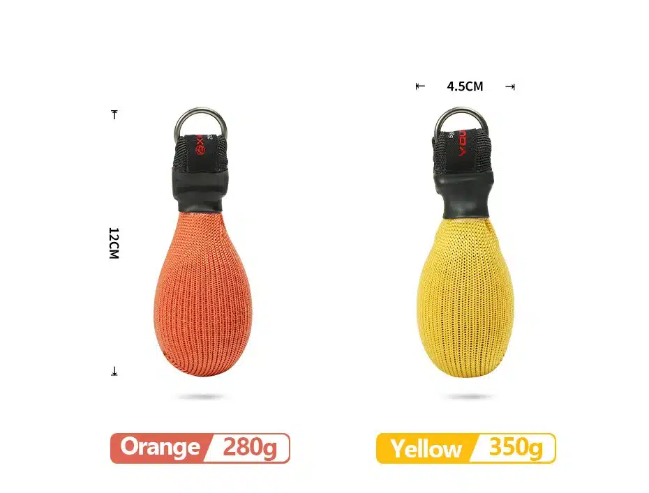 kaks väikest liivakotti, üks oranž ja teine kollane, metallist rõngaga