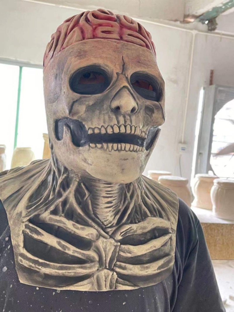 pealuuga mask rinnakuosaga, millel on avatud ajuosa
