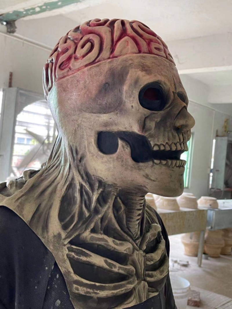 rinnakuosaga pealuuga mask, millel on avatud aju ja realistlikud detailid