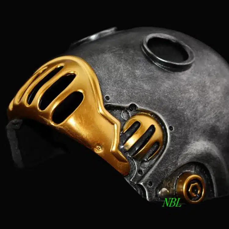 hõbedane mask pronksja detailiga, millel on ümarad ja sirged jooned