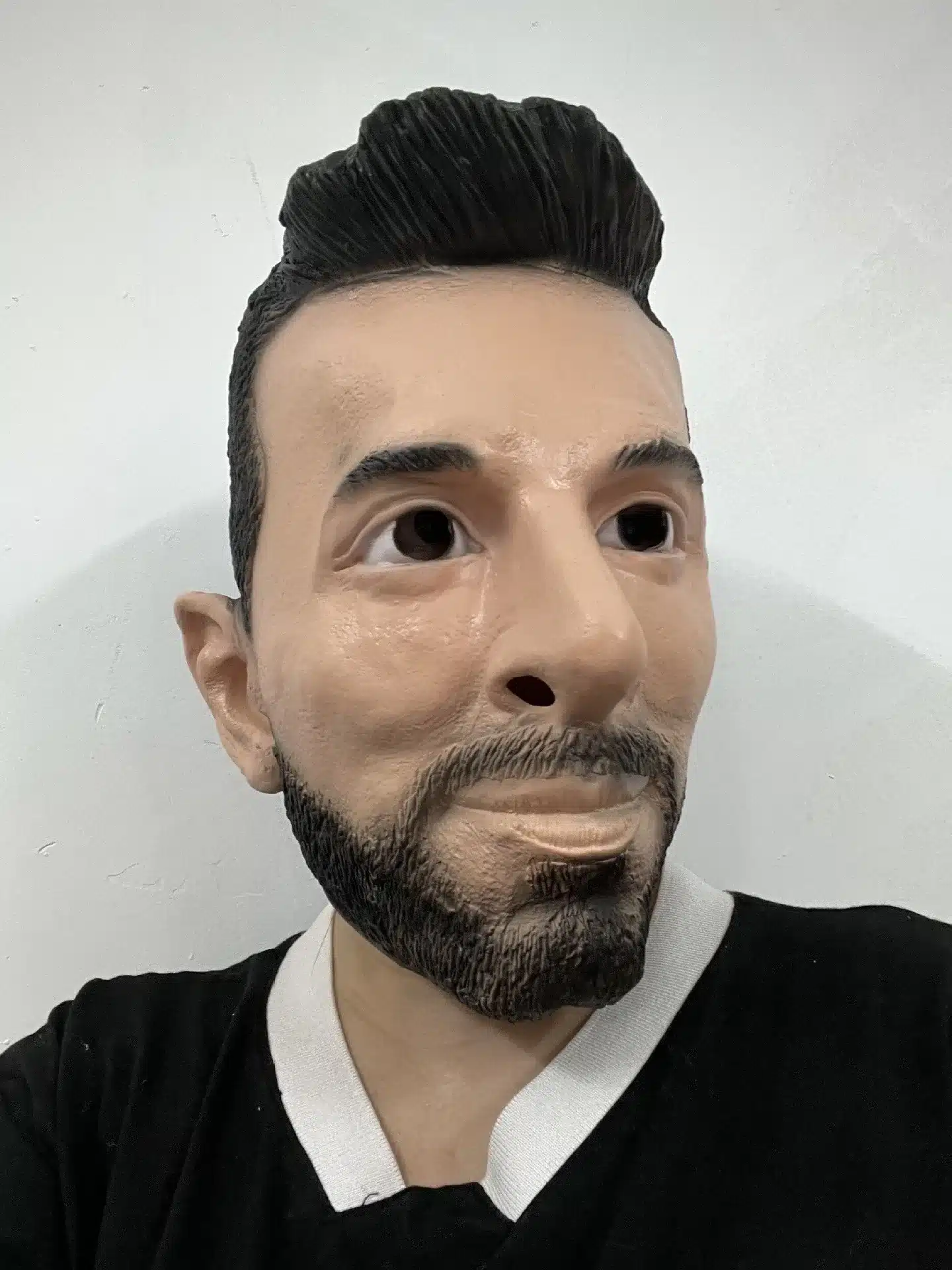 realistlik mask habemega mehe näoga