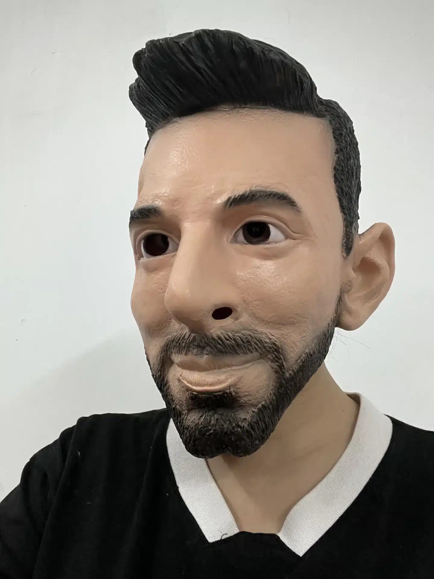 realistlik mask habemega mehe näoga