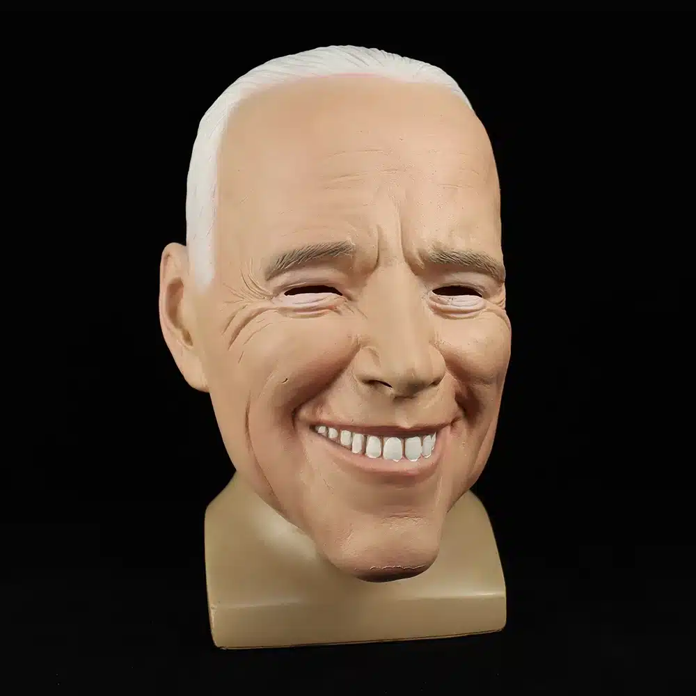 lateksist mask, mis kujutab naeratavat vanema mehe nägu, hallide juustega