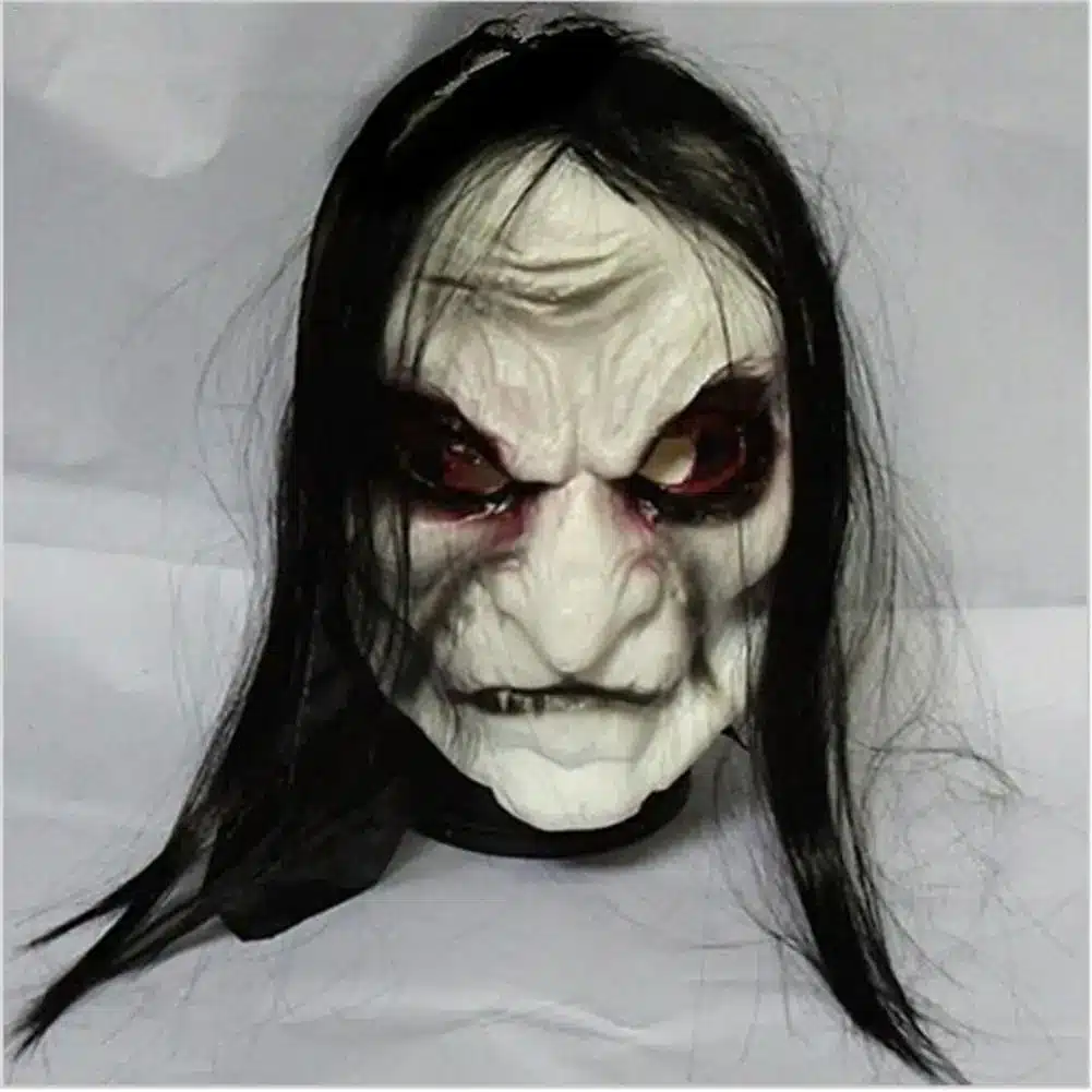 hirmutav mask pikkade mustade juustega ja punaste silmadega