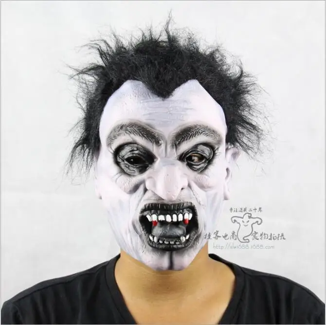 hirmutav mask mustade juuste ja veriste hammastega