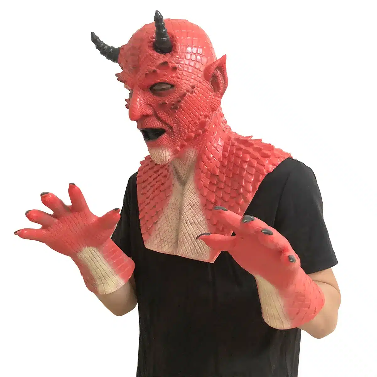 punane lateksist mask sarvede ja soomustega, millel on mustad küünised