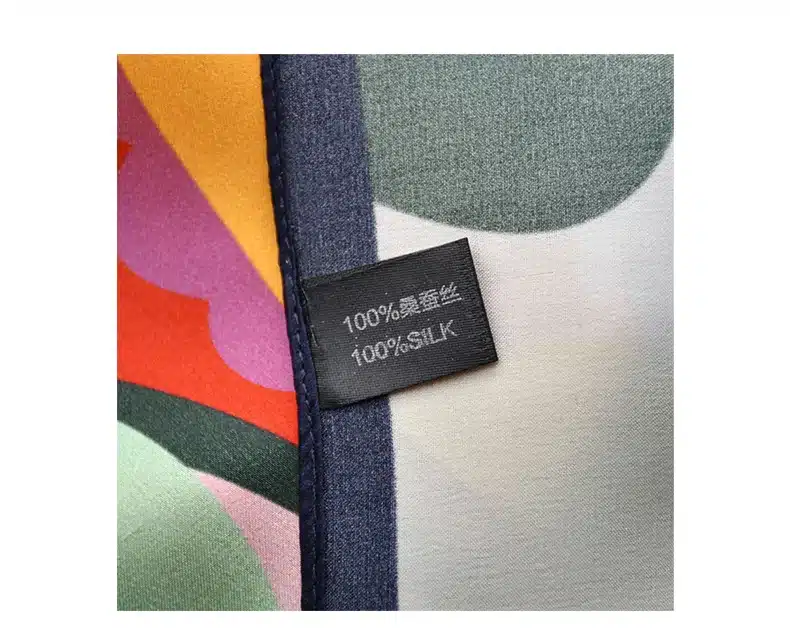 siidist kaelarätt sügistes toonides, millel on silt 100% silk