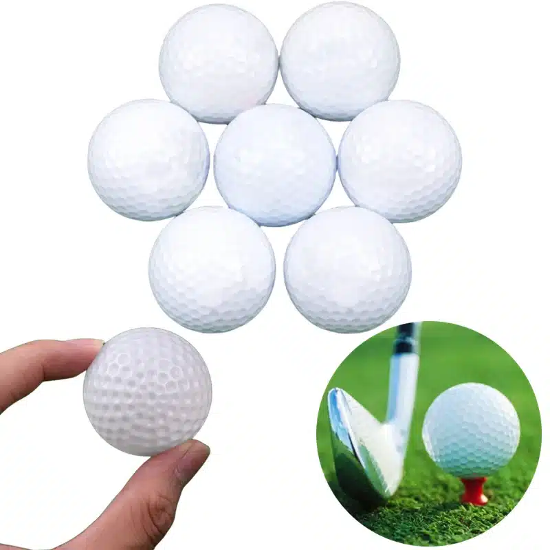 valged golfipallid murul ja käes hoitud
