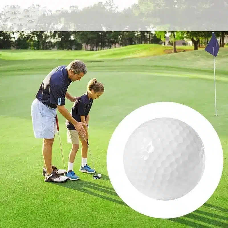 mees õpetab last golfi mängima rohelisel murul