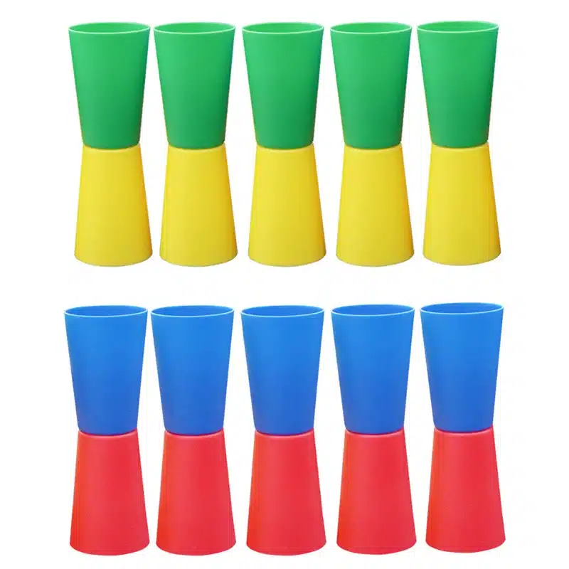 kahevärvilised plastkoonused, rohelised-kollased ja sinised-punased