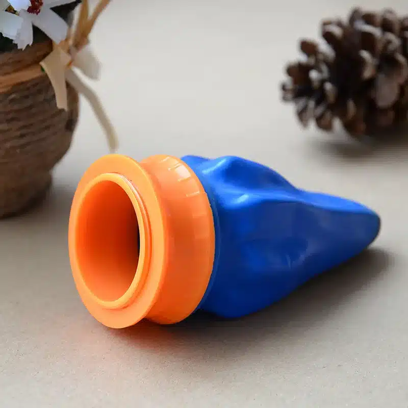 sinine ja oranž väike plastist katapult laual