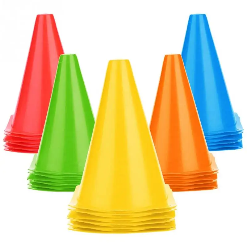värvilised plastist koonused, punased, rohelised, kollased, oranžid ja sinised