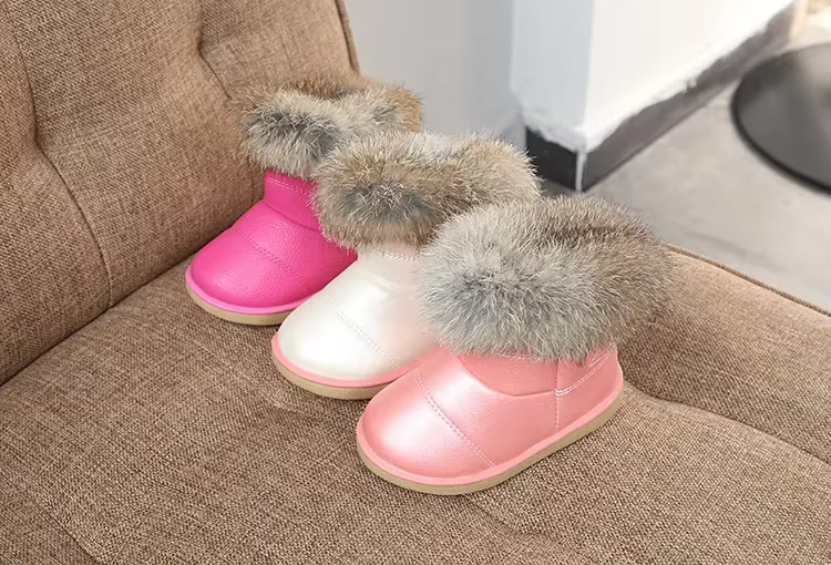 kolm paari laste saapaid karvase äärega, roosa, valge ja heleroosa