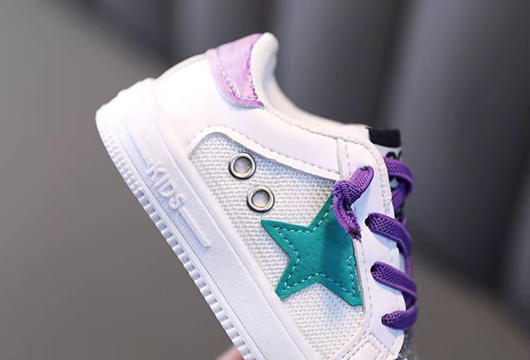 valged tüdrukute tossud lilla paela ja rohelise tähega