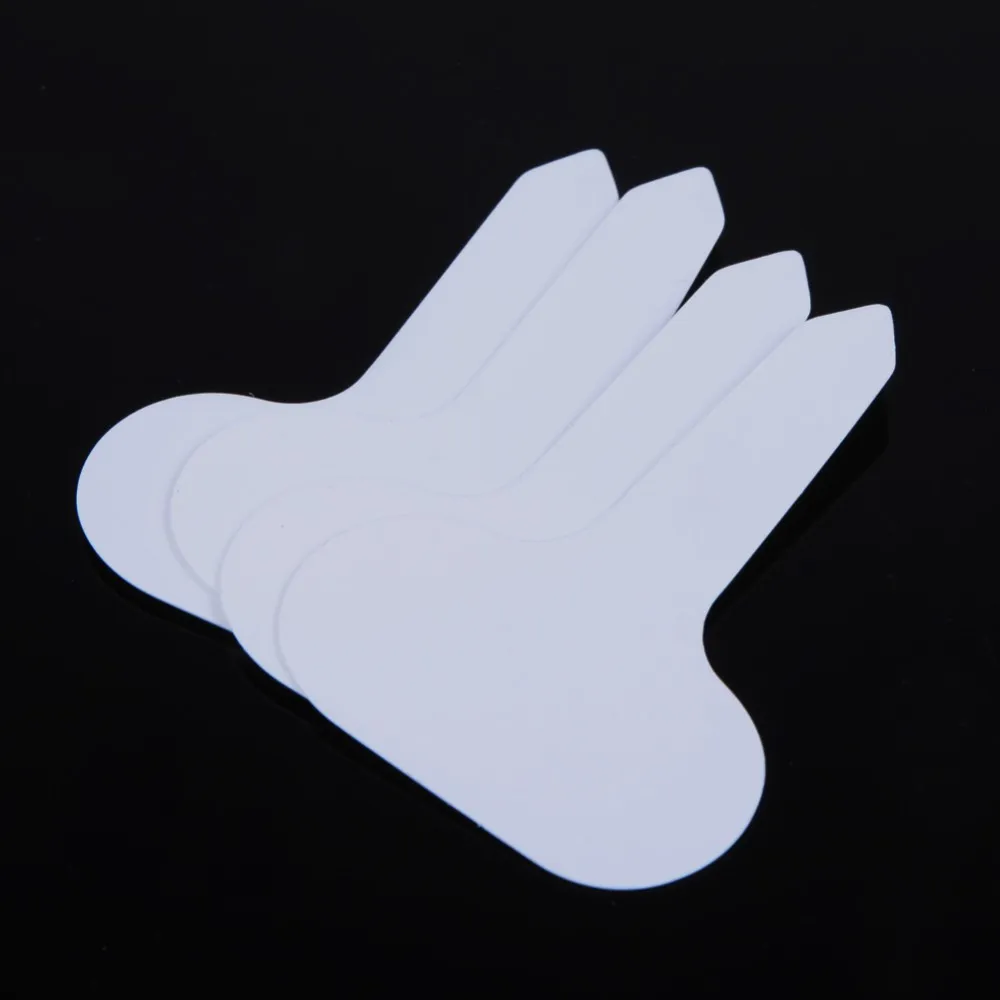 valged plastist sildid taimedele mustal taustal