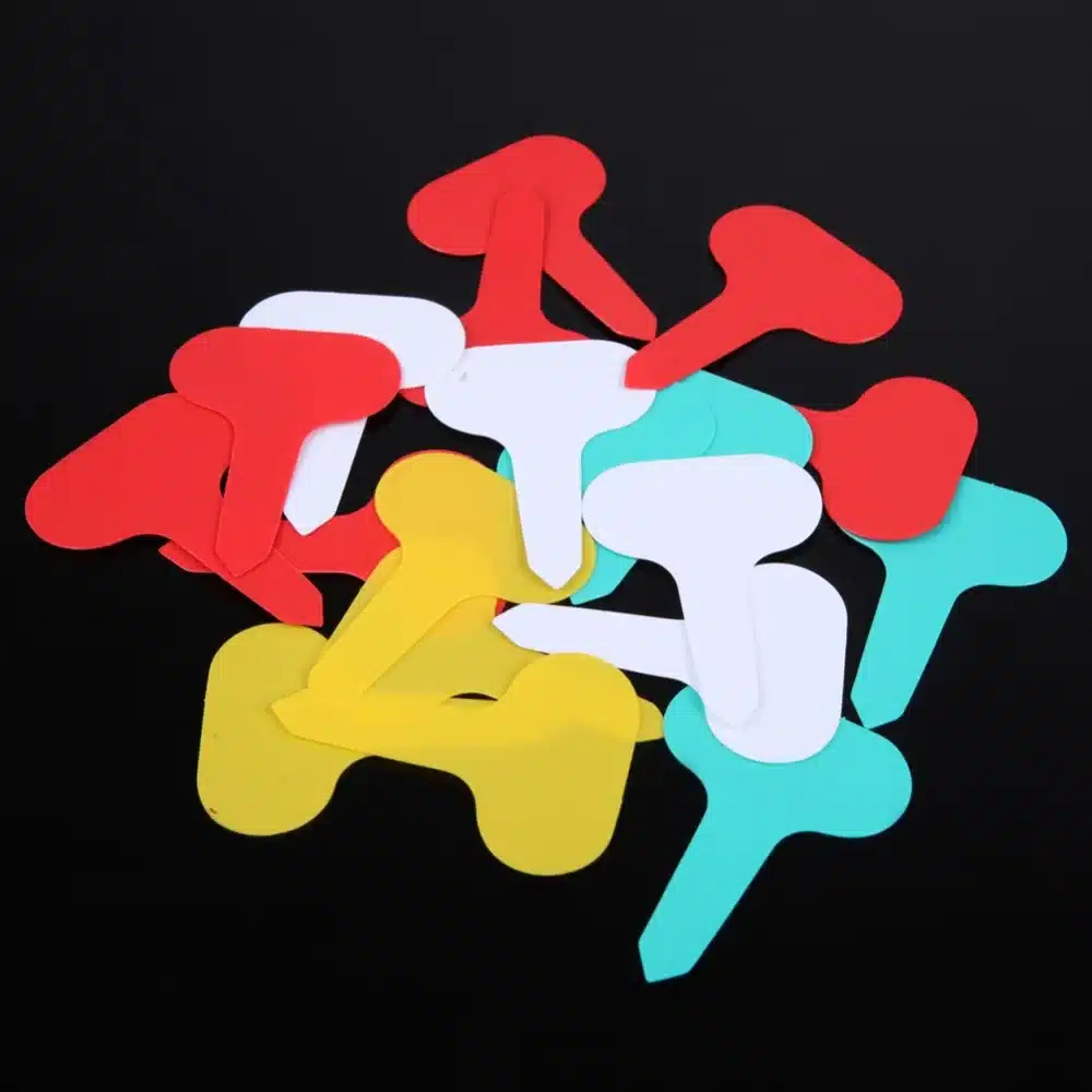 värvilised plastist taimesildid mustal taustal