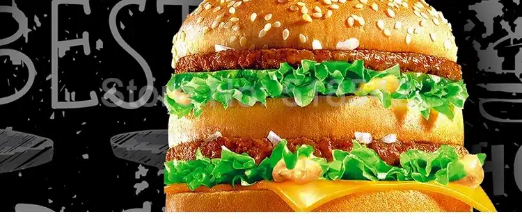 suur burger salati ja juustuga mustal taustal